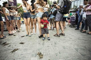 Illustration for article titled Don't Be Fooled, "Pet Crab Walking" Is Not a Trend in China